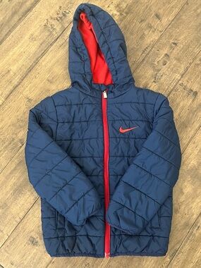 Kids Nike navy blue puffer jacket with red zipper and red Nike swoosh #puffer